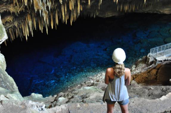 Admirando a beleza impressionante do lago da Gruta Azul, em Bonito, no Mato Grosso do Sul